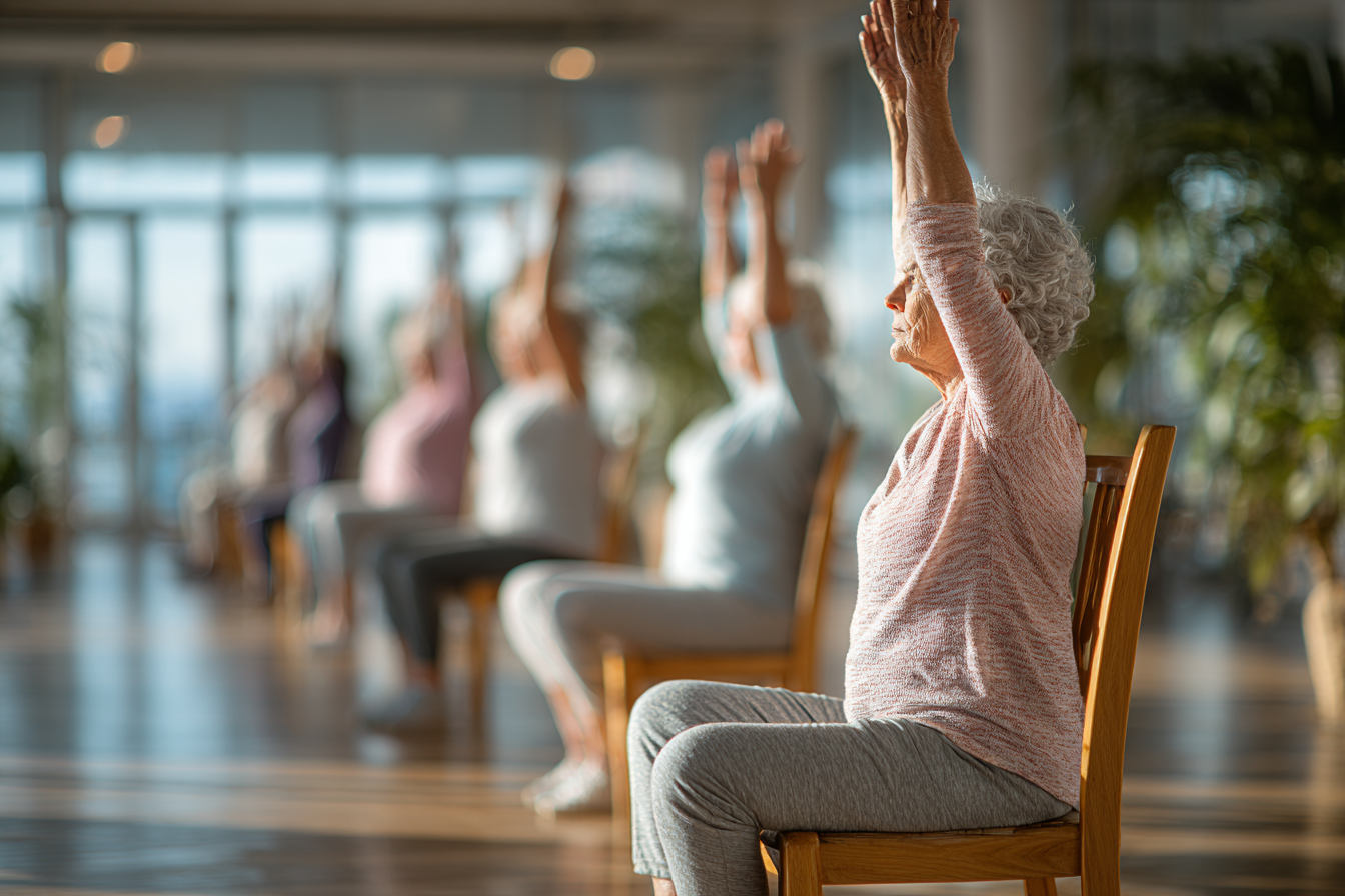 Група людей старшого віку займається йогою в світлій студії